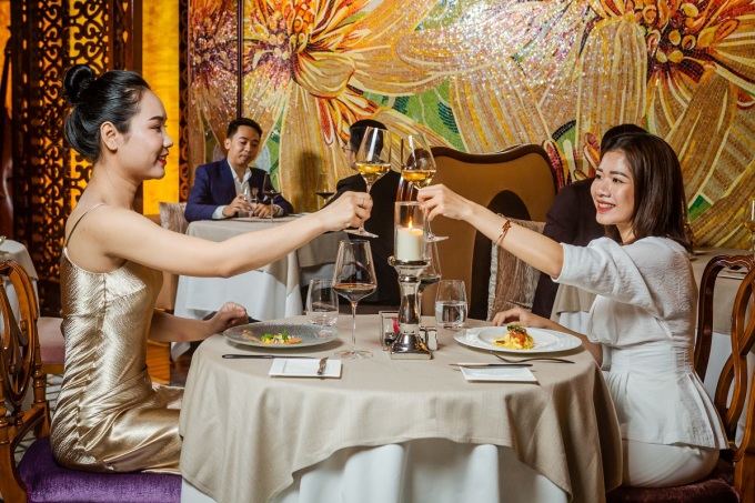 Nhà hàng nơi du khách thưởng thức bữa tối được thiết kế theo phong cách đương đại, với những bức tường chạm khắc kiểu mosaic Italy. Ảnh: The Reverie Saigon.