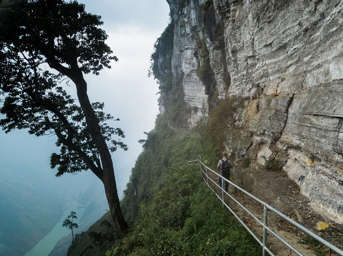 Trekking thử thách đến vách đá thần Hà Giang