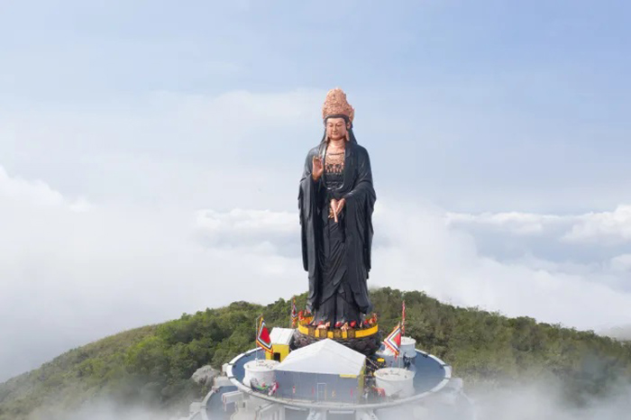 Viếng tượng Phật Bà Tây Bổ Đà Sơn - được chế tác đứng uy nghiêm trên đài sen bằng đồng
