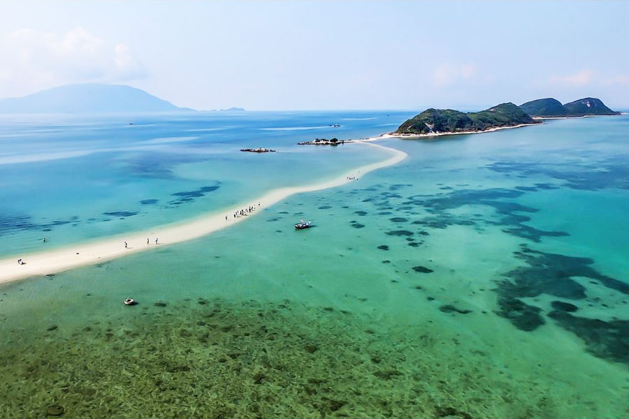 Vịnh Vân Phong - eo biển với vô vàn món ngon, điểm đẹp níu chân du khách dịp nghỉ lễ 30/4 - 1/5 - Ảnh 2.