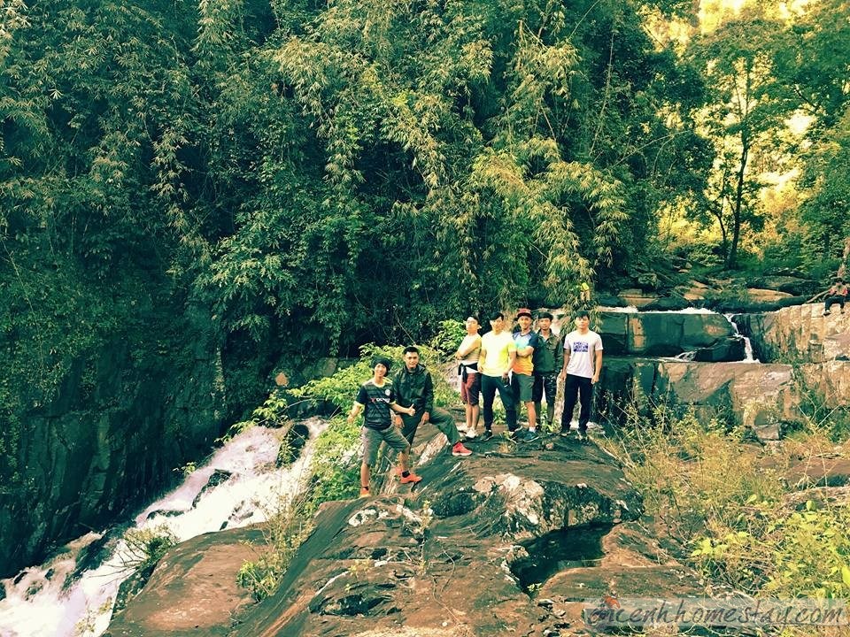 Đường lên thác Phi Liêng đặc biệt lầy lội vào mùa mưa