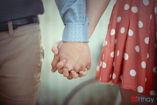 Những Stt lãng mạn Hãy nắm tay nhau thật chặt và đi đến cuối đường