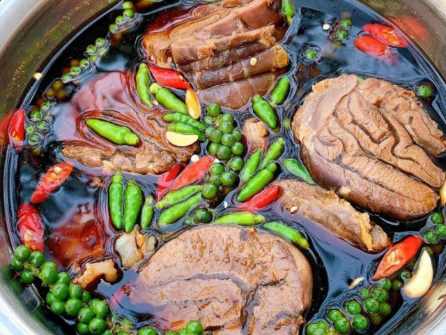 Bắp bò đừng ngâm mắm, Food Blogger nổi tiếng xinh đẹp bày cách này ăn Tết