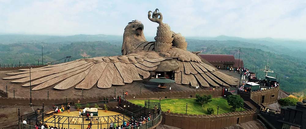 Bức tượng chim đá khổng lồ trên núi cao mất 10 năm xây dựng hút khách - 1