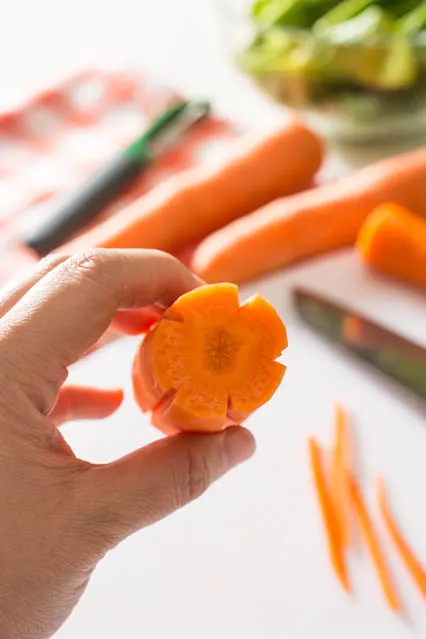 Cà rốt đừng thái lát, đem cắt hình bông hoa theo cách cực dễ này, món ăn đẹp hơn hẳn - 4