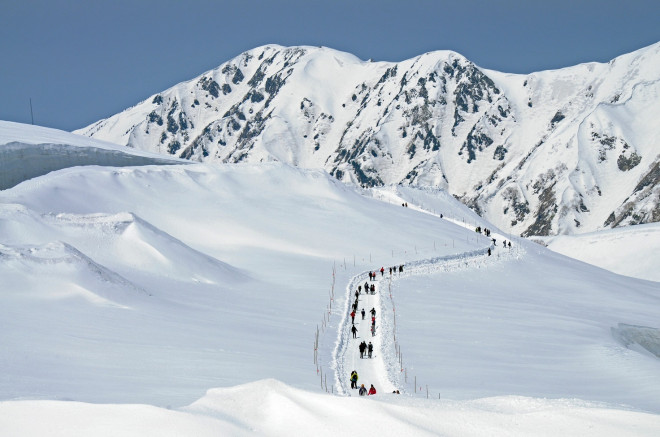 Cung đường chạy quanh núi, tuyết trắng xóa chất cao 17 mét ở Nhật Bản - 1