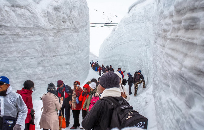 Cung đường chạy quanh núi, tuyết trắng xóa chất cao 17 mét ở Nhật Bản - 11