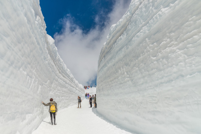 Cung đường chạy quanh núi, tuyết trắng xóa chất cao 17 mét ở Nhật Bản - 8