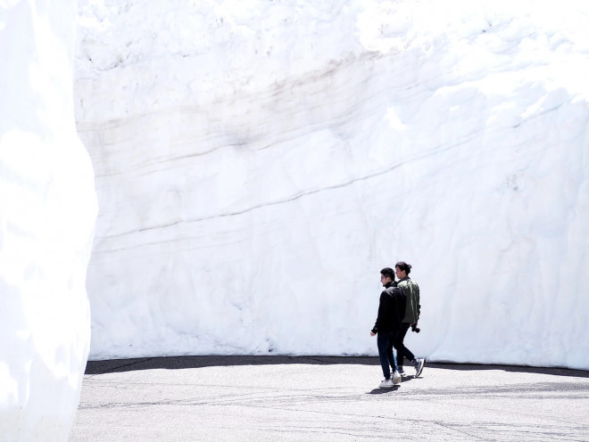 Cung đường chạy quanh núi, tuyết trắng xóa chất cao 17 mét ở Nhật Bản - 9