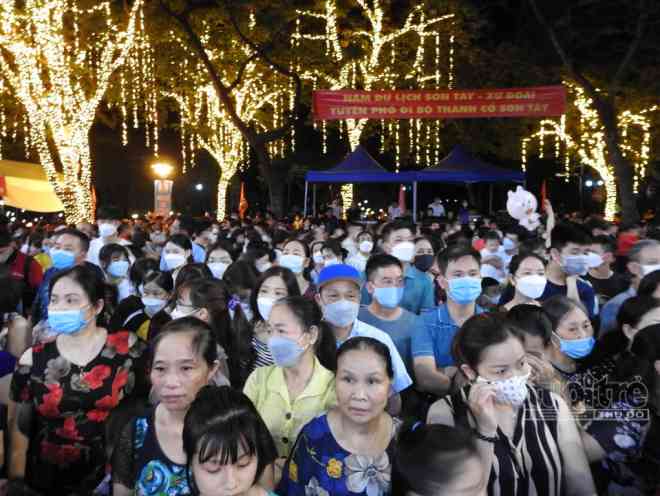 Gần 100 nghìn lượt khách đến phố đi bộ Sơn Tây sau một tháng khai trương - 2