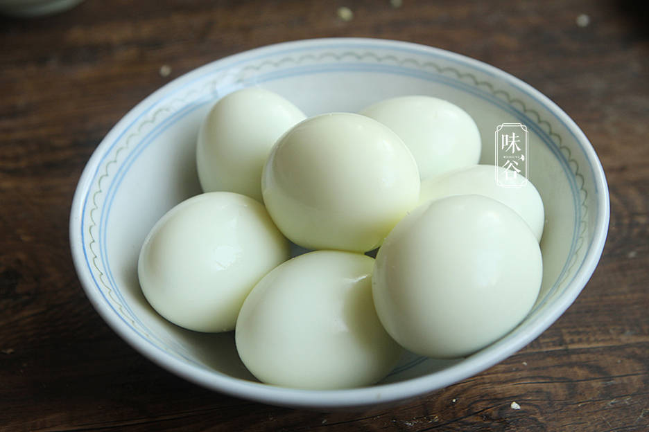 Giò heo kho trứng làm theo cách của người Trung Quốc, thịt mềm nhừ, màu đỏ om cực hấp dẫn - 4