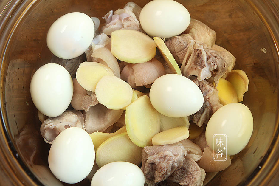 Giò heo kho trứng làm theo cách của người Trung Quốc, thịt mềm nhừ, màu đỏ om cực hấp dẫn - 6