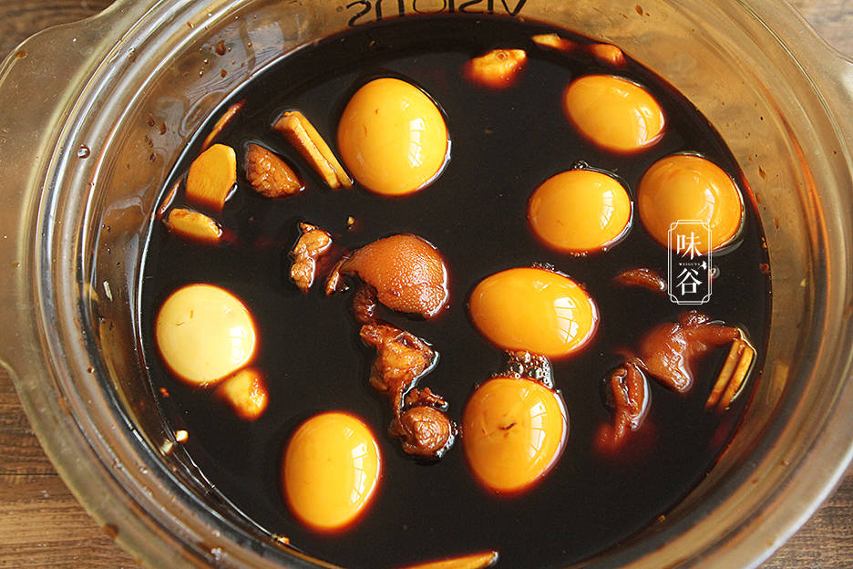 Giò heo kho trứng làm theo cách của người Trung Quốc, thịt mềm nhừ, màu đỏ om cực hấp dẫn - 7