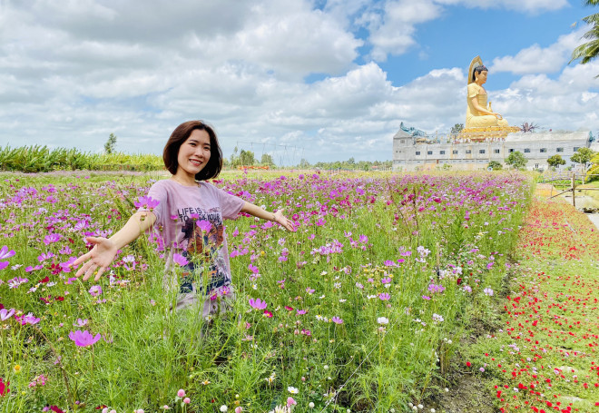 Giới trẻ nườm nượp tới check-in cánh đồng hoa muôn sắc ở Bạc Liêu - 3
