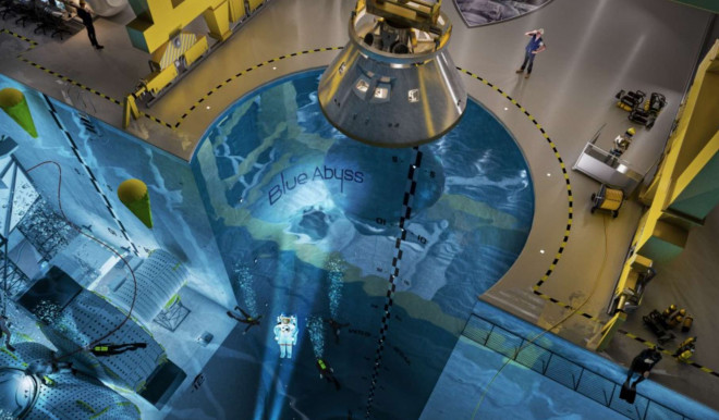 Hồ bơi siêu viễn tưởng nhưng có thật, độ sâu bằng tòa nhà 16 tầng