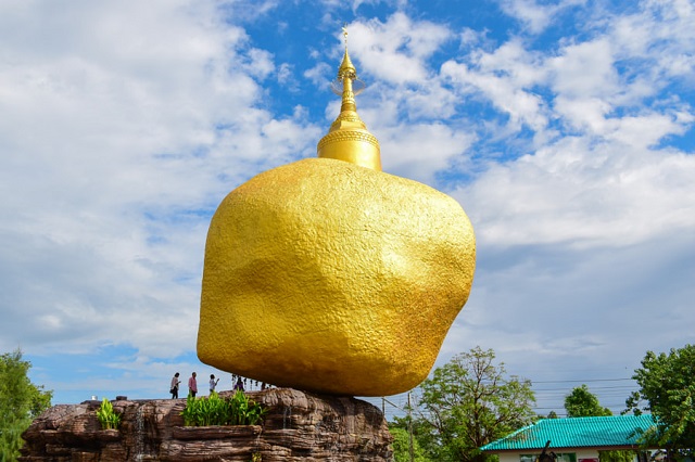 Kỳ lạ hòn đá dát vàng khổng lồ tại Myanmar nằm cheo leo trên vách đá hàng thế kỷ mà không rơi - 1