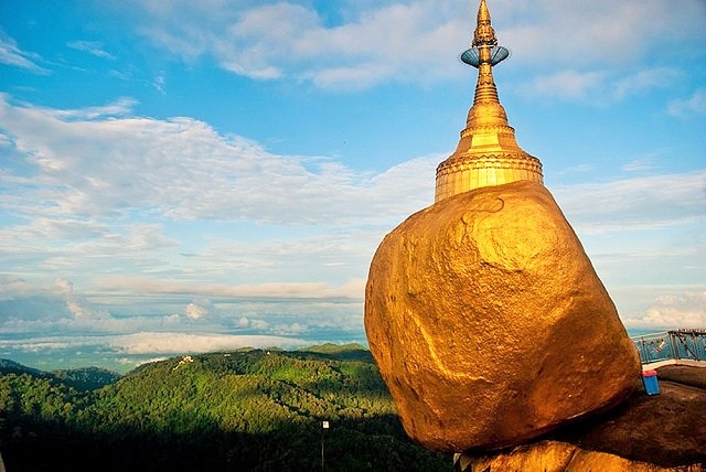 Kỳ lạ hòn đá dát vàng khổng lồ tại Myanmar nằm cheo leo trên vách đá hàng thế kỷ mà không rơi - 2