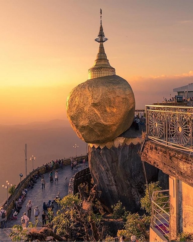 Kỳ lạ hòn đá dát vàng khổng lồ tại Myanmar nằm cheo leo trên vách đá hàng thế kỷ mà không rơi - 3