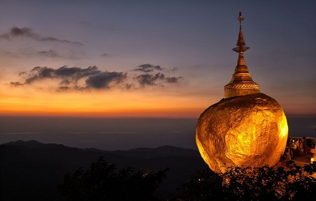 Kỳ lạ hòn đá dát vàng khổng lồ tại Myanmar nằm cheo leo trên vách đá hàng thế kỷ mà không rơi - 4