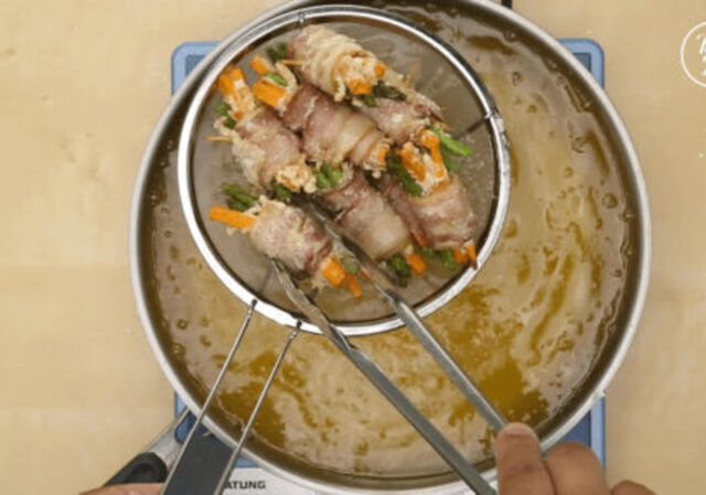 Làm thịt xông khói cuộn nấm kim châm và măng tây theo cách này ngon vô cùng - 5