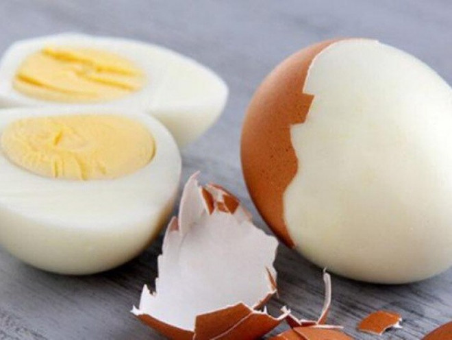 Luộc trứng quá đơn giản, thêm 1 miếng này vào nồi, tách vỏ dễ như chơi - 1