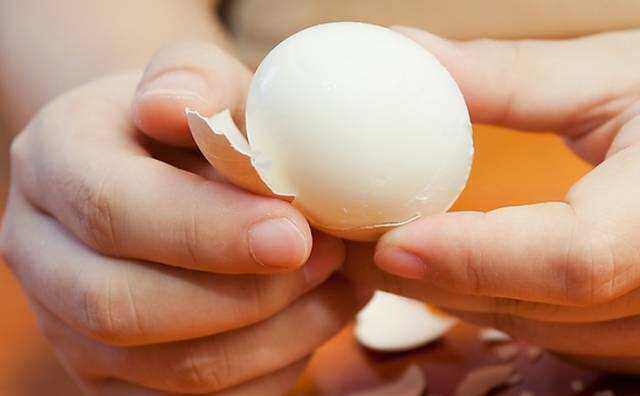 Luộc trứng quá đơn giản, thêm 1 miếng này vào nồi, tách vỏ dễ như chơi - 6
