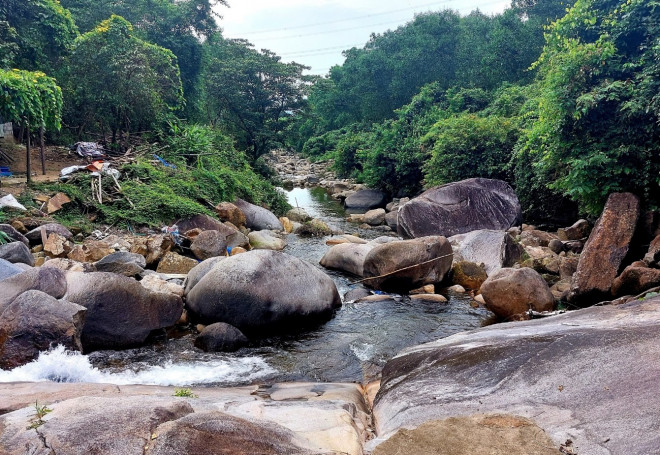 Mát rượi dòng nước trong xanh ở thác Bồ Ghè - 12