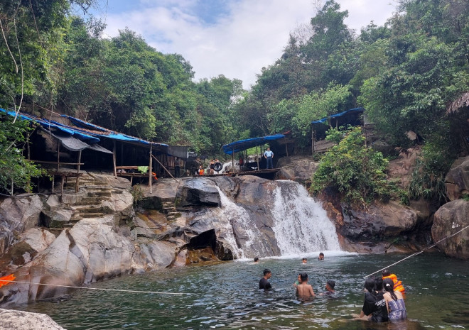 Mát rượi dòng nước trong xanh ở thác Bồ Ghè - 20