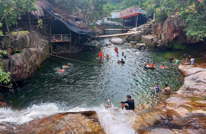 Mát rượi dòng nước trong xanh ở thác Bồ Ghè - 3