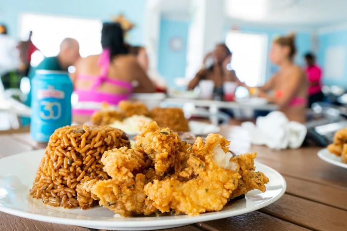 Conch Fritters ăn kèm với cơm -ẩm thực vùng Caribe