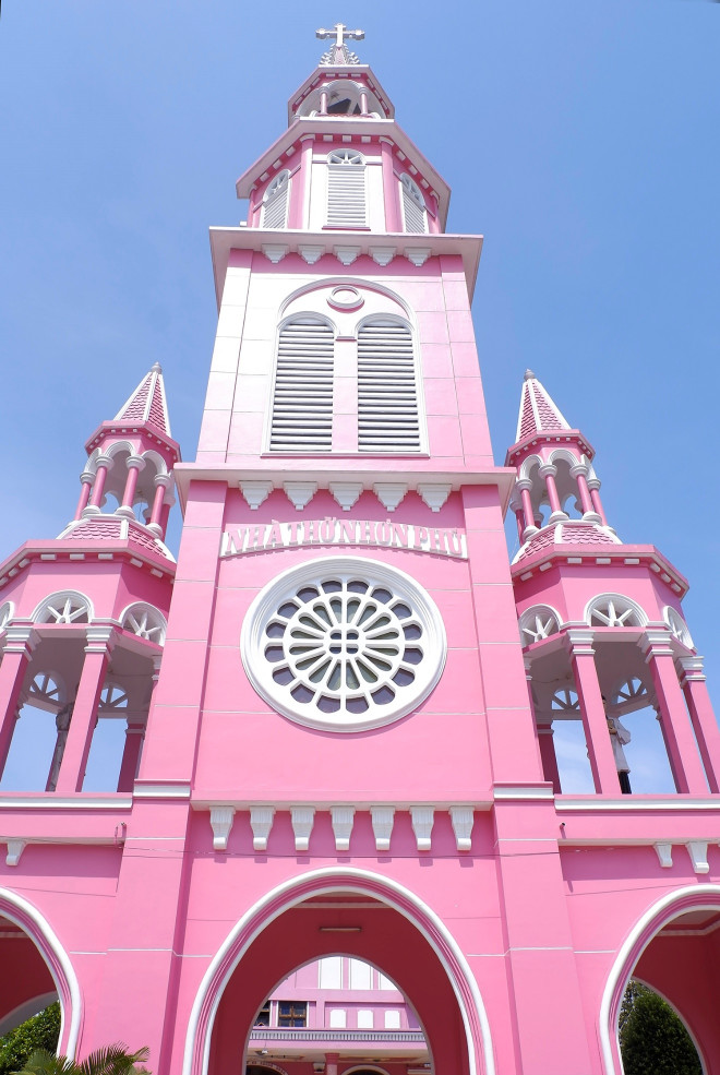 Ngôi nhà thờ màu hồng mơ màng ở Vĩnh Long-Du lịch