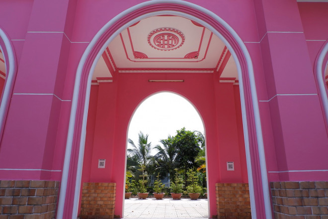 Ngôi nhà thờ màu hồng mơ màng ở Vĩnh Long - 10