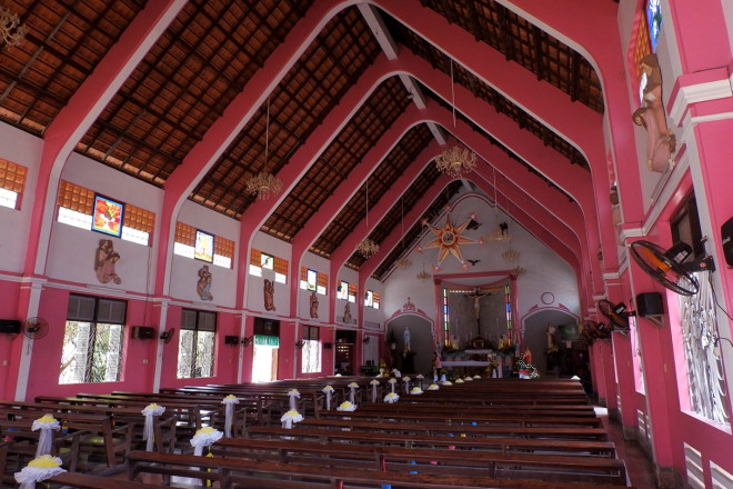 Ngôi nhà thờ màu hồng mơ màng ở Vĩnh Long - 11