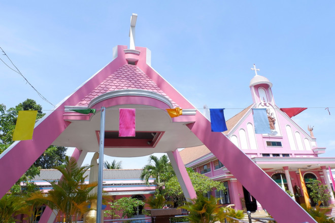 Ngôi nhà thờ màu hồng mơ màng ở Vĩnh Long - 5