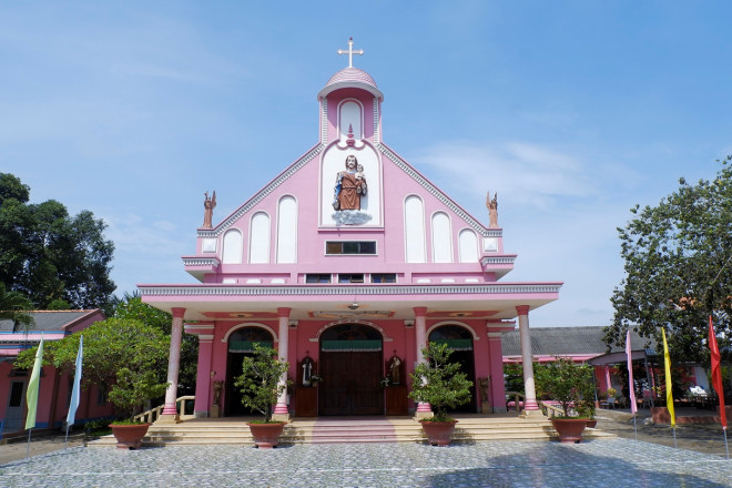 Ngôi nhà thờ màu hồng mơ màng ở Vĩnh Long - 6