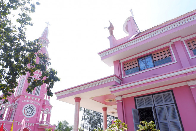 Ngôi nhà thờ màu hồng mơ màng ở Vĩnh Long - 8