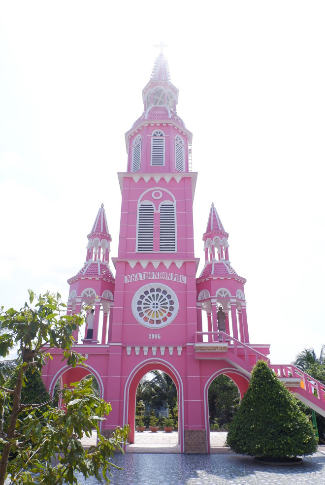 Ngôi nhà thờ màu hồng mơ màng ở Vĩnh Long - 9