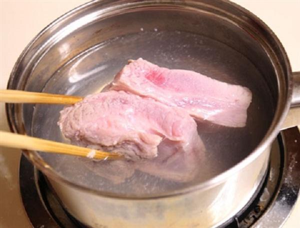 Nhiều người không biết thường bỏ 3 loại gia vị này vào luộc thịt lợn, bảo sao thịt khô, mất ngon, mất chất - 1