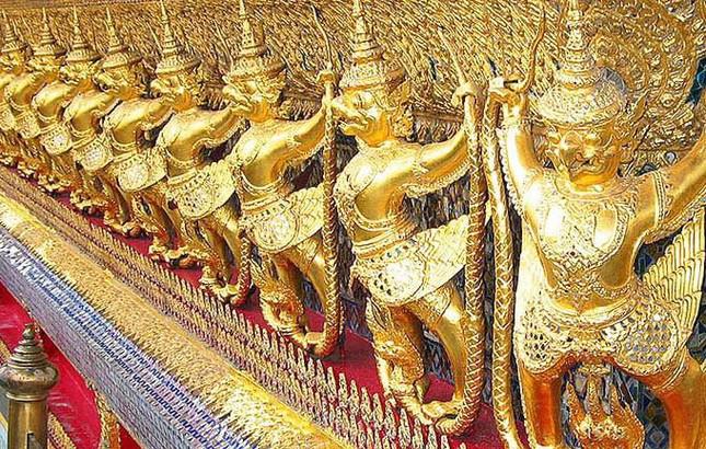 Thăm cung điện hoàng gia dát hàng triệu lá vàng ở Thái Lan - 4