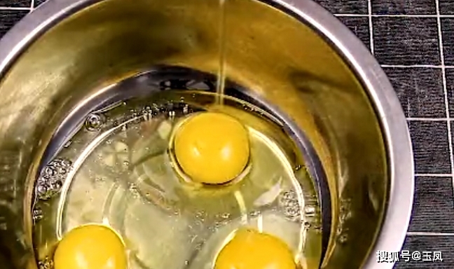 Thêm bước này vào món trứng tráng đảm bảo trứng ngon không tưởng - 1