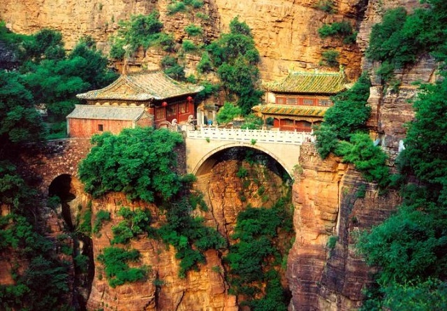 Thót tim trước ngôi chùa cổ cheo leo giữa hai vách đá từng xuất hiện trong bộ phim Ngoạ Hổ Tàng Long - 7