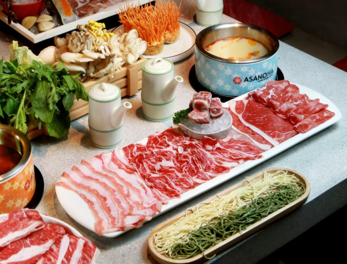 Món lẩu ở nhà hàng Asanoha gây ấn tượng với những đĩa phẳng có rất nhiều lát thịt để cho mỗi người tự ăn món mình thích kèm nồi canh hầm để ngay trên bàn.