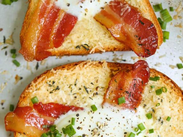 Cách làm bánh mì sandwich trứng thịt xông khói siêu nhanh cho bữa sáng