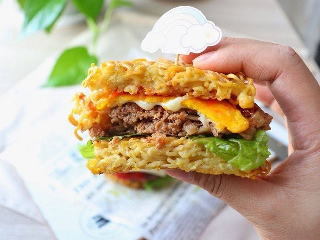 Tự tay làm món hamburger từ mì ăn liền đảm bảo các bé thích mê - 11