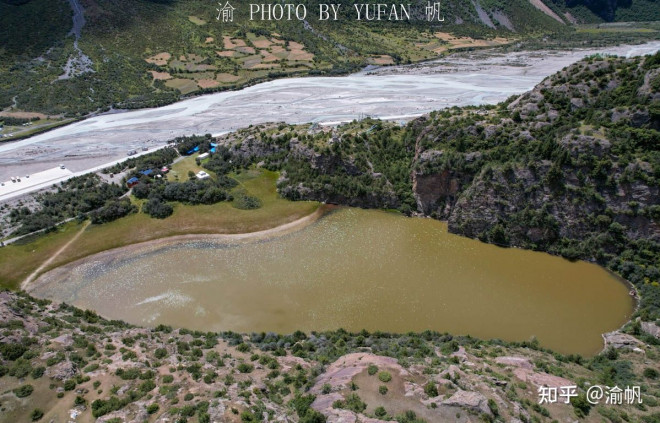 Vẻ đẹp bí ẩn của hồ nước ba màu trên cao nguyên Tây Tạng - 5