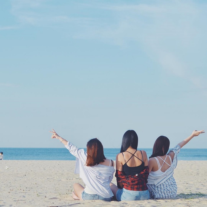 3 cô gái check in bên bờ biển khi Du lịch biển Thuận An Huế