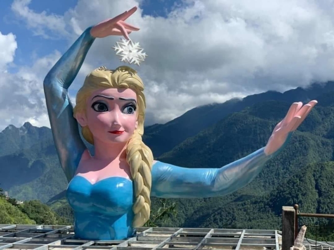 Tượng Elsa do nhân viên khu du lịch chụp lại.