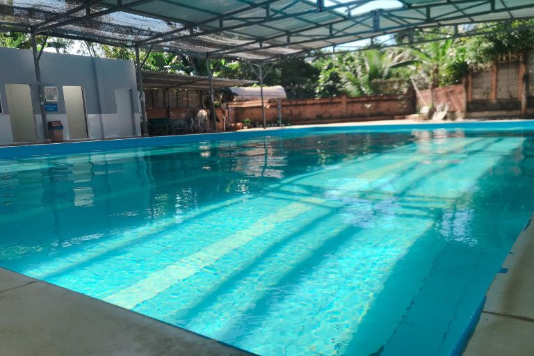 bể bơi rộng rãi tại vuon phap homestay