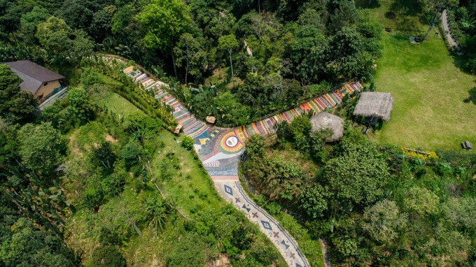 Con đường thổ cẩm dài nhất Việt Nam được vẽ tay hoàn toàn trong khu nghỉ dưỡng Papiu. Ảnh: Khu nghỉ dưỡng