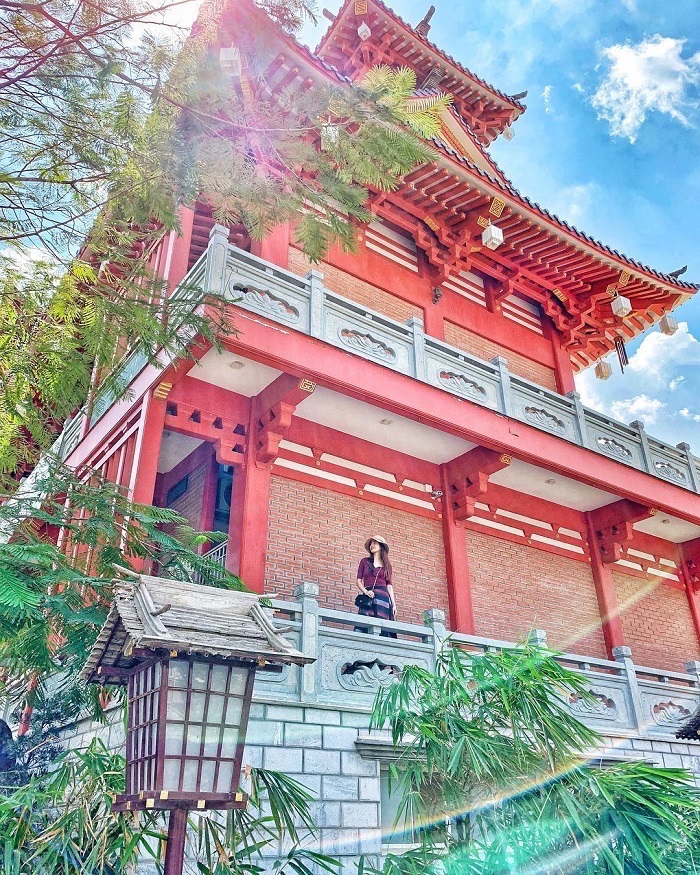 hòa mình vào một “Nhật Bản” thu nhỏ ở quận 12 mang tên tu viện Khánh An. Mang đậm kiến trúc Á đông cùng với không gian cây xanh và những tiểu cảnh độc đáo, tu viện Khánh An sẽ là địa điểm khám phá ấn tượng cho các bạn trẻ, đặc biệt là các bạn đam mê chụp ảnh cosplay.
